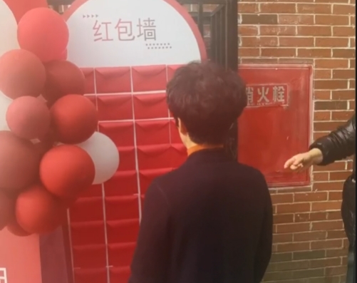 足老板每日一奖，活动开始。扫二维码天天抽红包